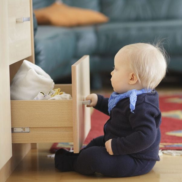 BabyGuard™ Locks te ayuda a mantener cajones y gabinetes cerrados para evitar accidentes
